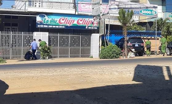Nổ súng trong quán cà phê, một người gục tại chỗ Công an đang khám nghiệm hiện trường