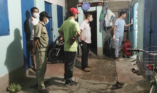 Nghịch tử dùng cây gỗ sát hại cha tại nhà Công an khám nghiệm một vụ án mạng trước đó