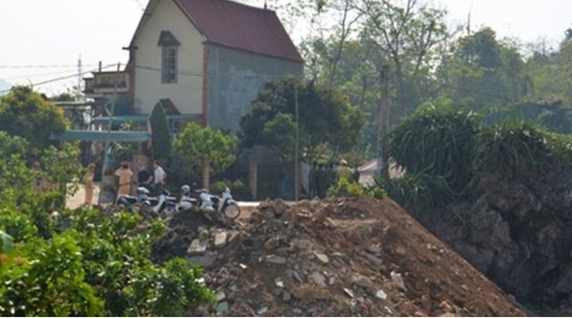 Phát hiện thi thể trong bể cá sau khi người đàn ông nổ súng tự sát Lực lượng Công an phong tỏa căn nhà xảy ra vụ việc phục vụ điều tra