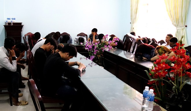 Bắt quả tang 34 nam nữ phê ma túy tập thể 34 thanh niên sử dụng ma túy trong quán karaoke được đưa về trụ sở công an lấy lời khai