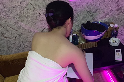 Nữ nhân viên ngực trần massage cho khách ở phố Tây Sài Gòn Nữ nhân viên bị bắt quả tang