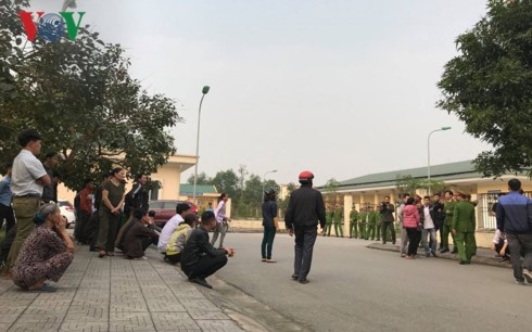 Nghi phạm đánh bạc tử vong, người nhà yêu cầu công an làm rõ Người nhà tập trung tại khu vực bệnh viện yêu cầu cơ quan chức năng làm rõ nguyên nhân cái chết của anh Tuấn