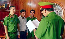 Cựu giám đốc công ty thủy lợi bị truy tố tội tham ô tài sản Ông Đỗ Hồng Hải nghe đọc lệnh bắt, hồi năm 2017