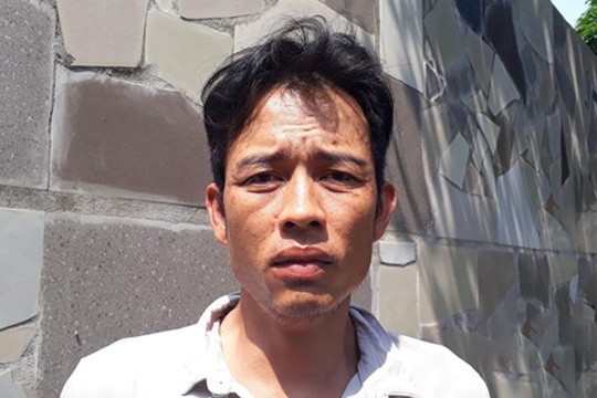 Nghi phạm hiếp dâm lưu nhiều clip làm hại cô gái 21 tuổi trong điện thoại Đối tượng Dương Quốc Chiến tại cơ quan công an - Ảnh: Báo Nghệ An