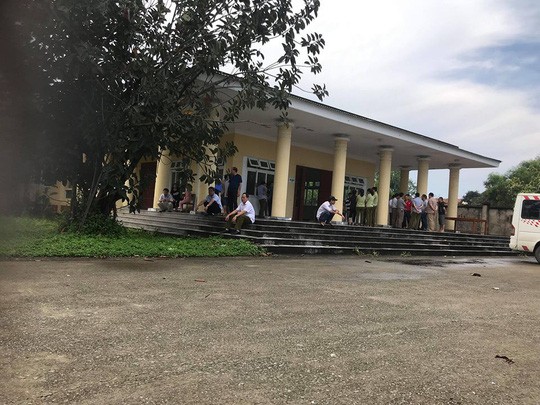 Vụ cán bộ QLTT bị tố làm luật: Cựu đội phó tử vong sau nhiều ngày tạm giam Người thân của nạn nhân tập trung rất đông tại bệnh viện