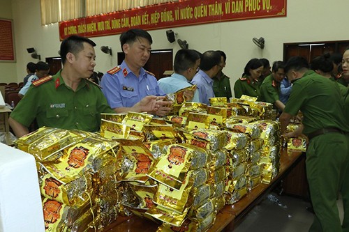 Nghi phạm tại đường dây hơn 600 kg ma túy bị khởi tố Nhà chức trách kiểm đếm tang vật. Ảnh: C.A