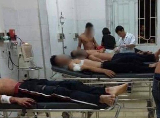 2 nhóm trai làng hỗn chiến khi đi tán gái, 6 người nhập viện Cảnh tượng nhiều thanh niên bị thương phải nhập viện điều trị sau màn hỗn chiến