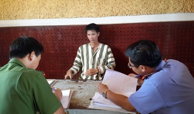 Khởi tố kẻ chém chết bạn, đâm trọng thương vợ trước khi tự sát Đối tượng Nông Văn Vinh tại cơ quan công an