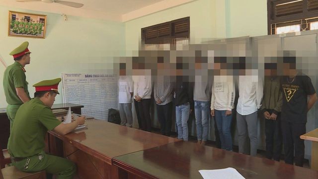 Hơn 20 học sinh dàn trận hỗn chiến kinh hoàng, một nam sinh trọng thương Các học sinh bị triệu tập lên cơ quan công an do đánh nhau