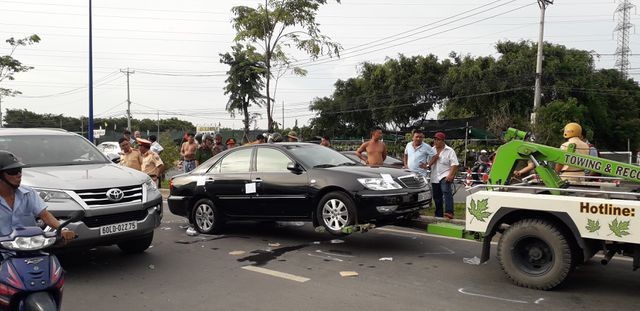 Cả tuyến đường náo loạn do nhóm giang hồ vây công an trong xe ô tô Chiếc xe ô tô chở 3 người, trong đó có 2 công an được đưa lên xe đưa về trụ sở công an