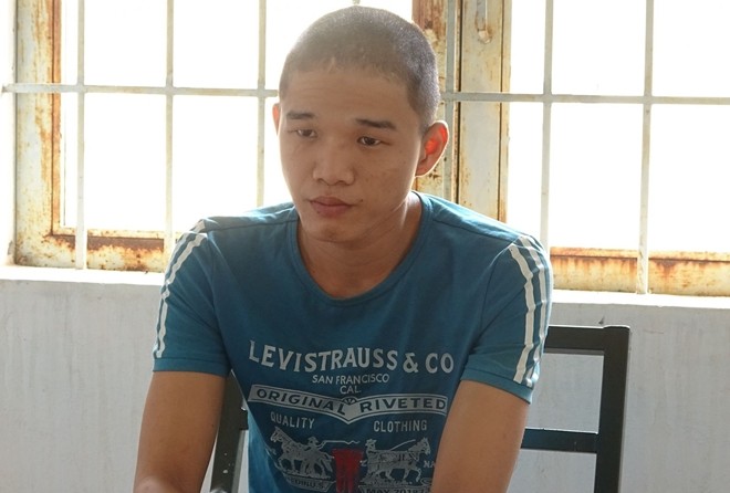 Bé gái ngủ một mình trong chòi bị gã nghiện giở trò đồi bại Đối tượng tại cơ quan Công an
