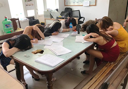 13 chân dài 'phục vụ' ma túy cho hàng chục thanh niên trong quán karaoke Nhiều cô gái có mặt trong quán karaoke dương tính với ma tuý. Ảnh: C.A.