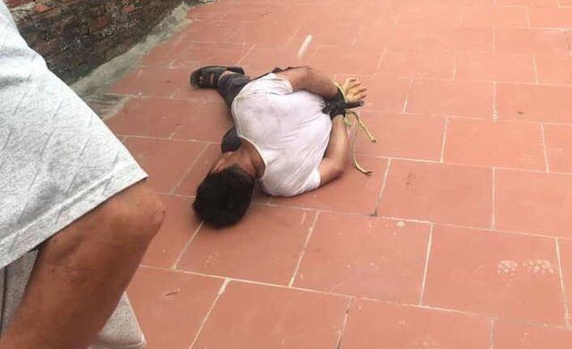Bắt người đàn ông nghi sàm sỡ bé gái 14 tuổi tại nhà nạn nhân Bắt người đàn ông nghi sàm sỡ bé gái 14 tuổi tại nhà nạn nhân
