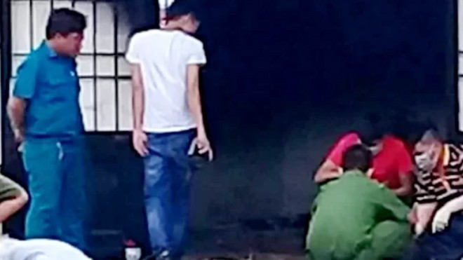 Con trai nghi đổ xăng đốt chết mẹ Công an khám nghiệm ngôi nhà xảy ra vụ việc