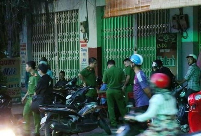 Vợ chở hung thủ bắn chồng gục trong quán nhậu Vợ chở hung thủ bắn chồng gục trong quán nhậu