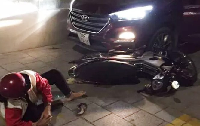 Công an triệu tập kẻ dùng ô tô húc 2 người bị thương nặng Hiện trường vụ việc