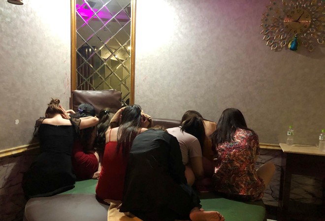 Tiếp viên massage khoả thân kích dục cho khách ở Sài Gòn Các tiếp viên tại quán massage bị kiểm tra