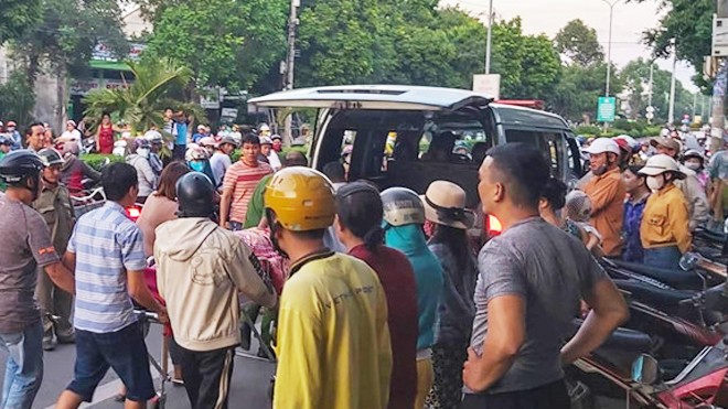 U70 chết bất thường sau khi vào nhà nghỉ cùng một người phụ nữ Thi thể ông D. được chuyển từ nhà nghỉ lên xe đưa về quê an táng