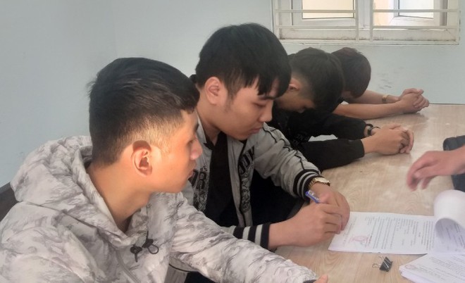 7 thanh niên chặn đường, cướp tài sản của công an Quốc, An, Trường và Sơn tại cơ quan công an