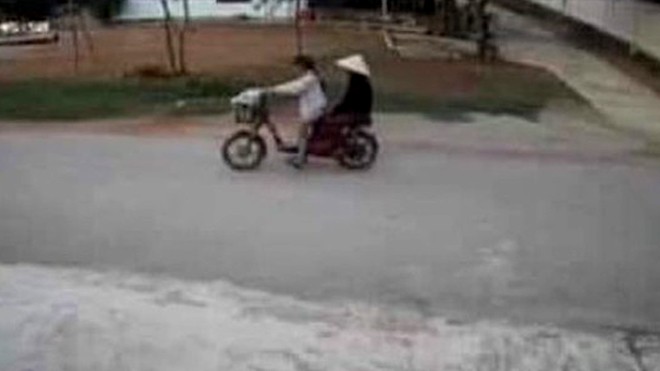 Bé gái mất tích sau khi đi sinh nhật bạn: Bà nội thừa nhận sát hại cháu Hình ảnh nữ sinh T. chở bà Hường được camera bên đường ghi lại