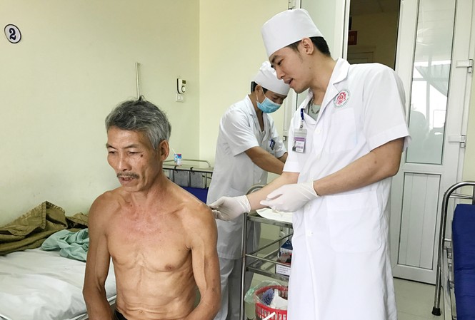 Con rể đâm bố mẹ vợ thương vong rồi tự sát bất thành Ông Ngô Văn Cảnh đang được điều trị tại Khoa Ngoại 2, Bệnh viện Quân y 91. (Ảnh: Báo Thái Nguyên)