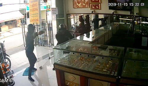 Kinh hoàng cảnh nhóm đối tượng nố súng cướp tiệm vàng trong hơn 30 giây Lực và Ayũn cướp tiệm vàng. Ảnh cắt từ video