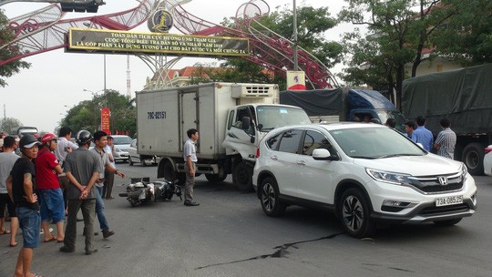 Xe tải tông vào đoàn người đang dừng đèn đỏ, 2 người nguy kịch Hiện trường vụ tai nạn giao thông.