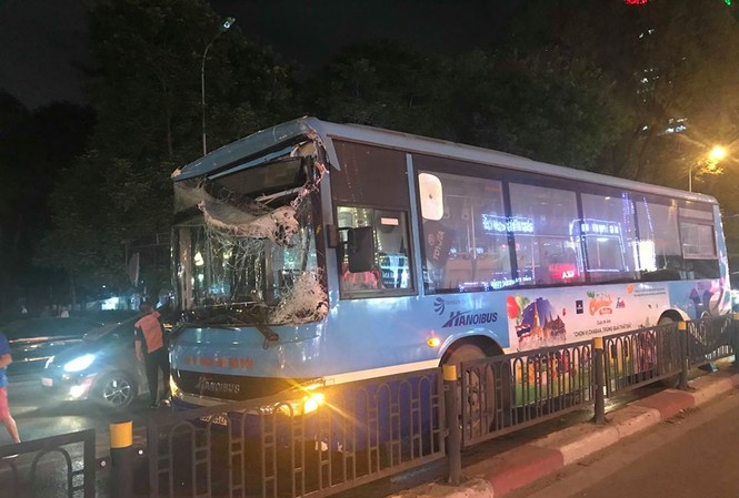 Xe buýt toác đầu sau khi hạ gục rào chắn trên cầu vượt Thái Hà Chiếc xe buýt tông sập rào chắn