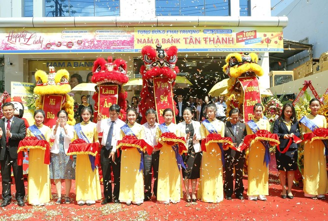 Nam A Bank tiếp tục mở rộng mạng lưới giao dịch tại Bà Rịa - Vũng Tàu Nghi thức cắt băng khai trương Phòng giao dịch Nam A Bank Tân Thành số 252 đường Độc Lập, phường Phú Mỹ, thị xã Phú Mỹ, Tỉnh Bà Rịa Vũng Tàu.