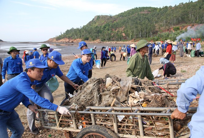 Cảng cá Lạch Quèn chung tay dọn rác làm sạch biển Đồng chí Nguyễn Thái Hà, Bí thư Đoàn cơ quan TW đoàn; đồng chí Nguyễn Duy Hưng, Phó GĐ Trung tâm Tình nguyện quốc gia cùng chung tay dọn rác thải. Ảnh: Thanh Huyền