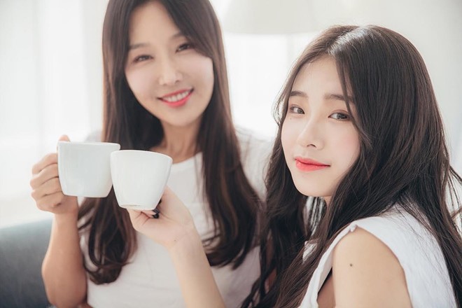 Những cặp mẹ con châu Á có nhan sắc 'hack tuổi', nhìn như hai chị em Những cặp mẹ con châu Á có nhan sắc 'hack tuổi', nhìn như hai chị em