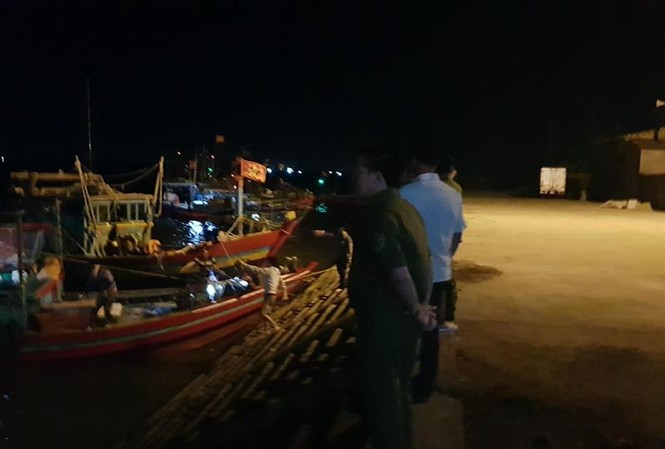 Phát hiện thi thể người đàn ông lõa thể trôi dạt trên biển Lực lượng chức năng tổ chức khám nghiệm tử thi và tìm tung tích nạn nhân
