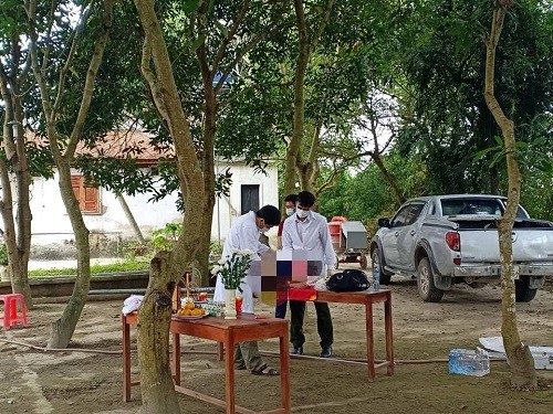 Điều tra vụ thi thể trẻ sơ sinh bị bỏ trong nilon vứt bên đường Cơ quan chức năng tiến hành mổ tử thi, điều tra làm rõ nguyên nhân