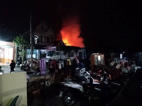 Lửa cháy lan trong đêm, thiêu rụi nhiều nhà dân Lửa cháy lan trong đêm, thiêu rụi nhiều nhà dân