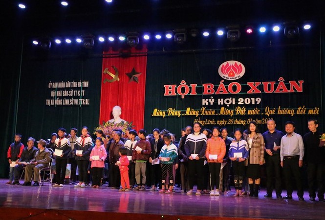 Trao hơn 200 suất quà Tết cho người nghèo tại Hội Báo xuân Trao hơn 200 suất quà Tết cho người nghèo tại Hội Báo xuân
