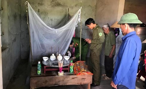 Người chồng phát hiện vợ và con trai tử vong dưới khe nước Người chồng phát hiện vợ và con trai tử vong dưới khe nước