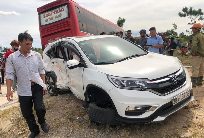 Xe khách đâm ô tô lao lên vỉa hè, hàng chục người hoảng loạn Xe khách đâm ô tô lao lên vỉa hè, hàng chục người hoảng loạn