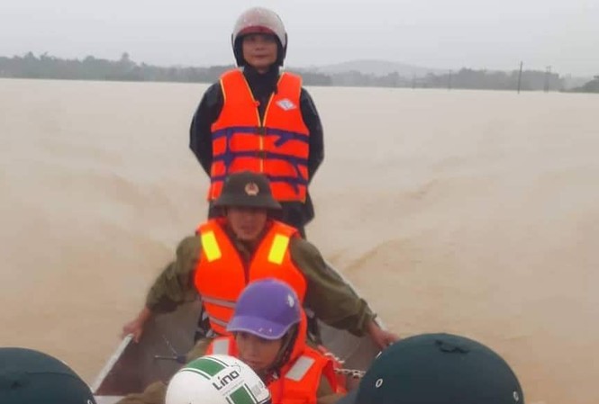 Chèo thuyền vượt lũ đưa sản phụ chuyển dạ đến bệnh viện Chèo thuyền vượt lũ đưa sản phụ chuyển dạ đến bệnh viện