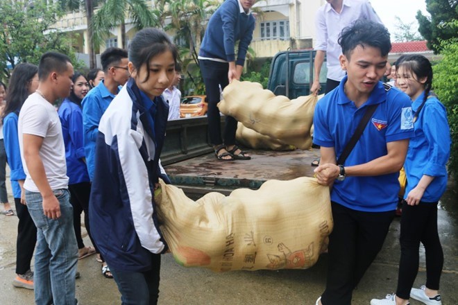 Tuổi trẻ Hà Tĩnh chung tay 'giải cứu' bưởi Phúc Trạch giúp dân vùng lũ Tuổi trẻ Hà Tĩnh chung tay 'giải cứu' bưởi Phúc Trạch giúp dân vùng lũ