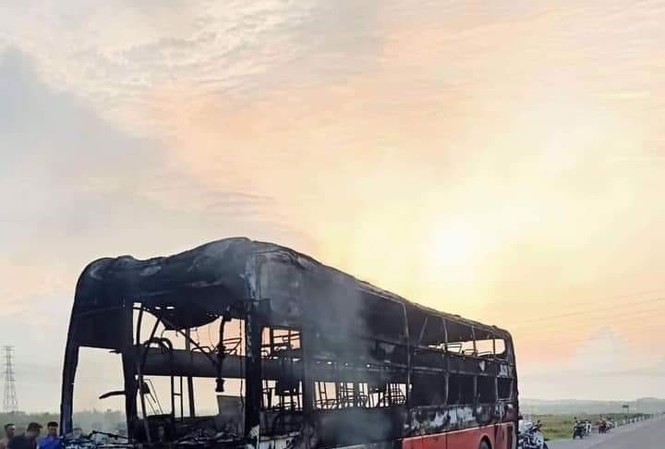 Xe khách cháy trong đêm, 10 người thoát chết Xe khách cháy trong đêm, 10 người thoát chết