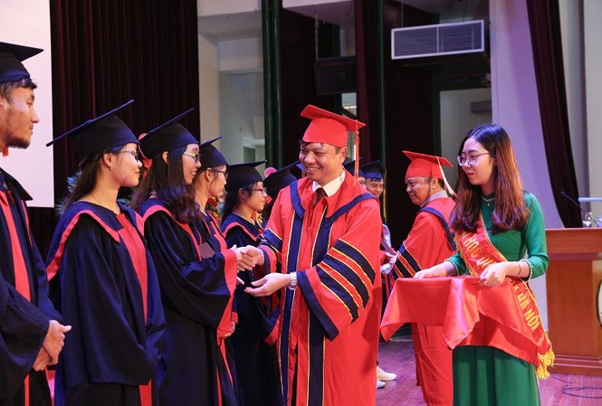 43 Bác sĩ đa khoa khóa đầu tiên của ĐH Quốc gia Hà Nội tốt nghiệp Các bác sĩ đa khoa đầu tiên của ĐH Quốc gia Hà Nội nhận bằng tốt nghiệp