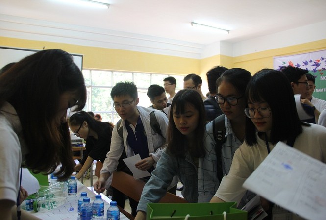 Doanh nghiệp cần biết sinh viên đang 'đói' gì Đông đảo sinh viên tham gia ngày hướng nghiệp