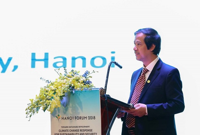 Biến đổi khí hậu, góc nhìn học thuật từ Diễn đàn Hà Nội 2018 PGS.Nguyễn Kim Sơn, giám đốc ĐH Quốc gia Hà Nội phát biểu khai mạc diễn đàn Hà Nội 2018