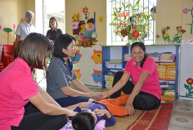 Bà nội cháu bé bị cột vào cửa sổ xin cho cô giáo được đứng lớp Một trong hai cô giáo trông bé Phát không giấu được cảm xúc khi đoàn kiểm tra của Bộ tới thăm