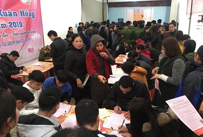 Tham gia Chủ nhật Đỏ sau 1 ngày tròn 18 tuổi Từ sáng sớm, đông đảo các tầng lớp nhân dân đã đến để tham gia Ngày hội Chủ nật đỏ tại Thành phố Phủ Lý