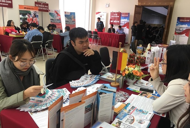 Trường ĐH Hà Nội tuyển sinh 2 ngành học mới thí sinh tham khảo thông tin tại các gian hàng của trường