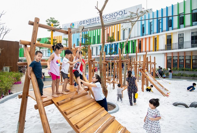 Ngôi trường khởi nguyên xanh của học sinh Hà Nội Các bé vui chơi tại khu vui chơi của trường