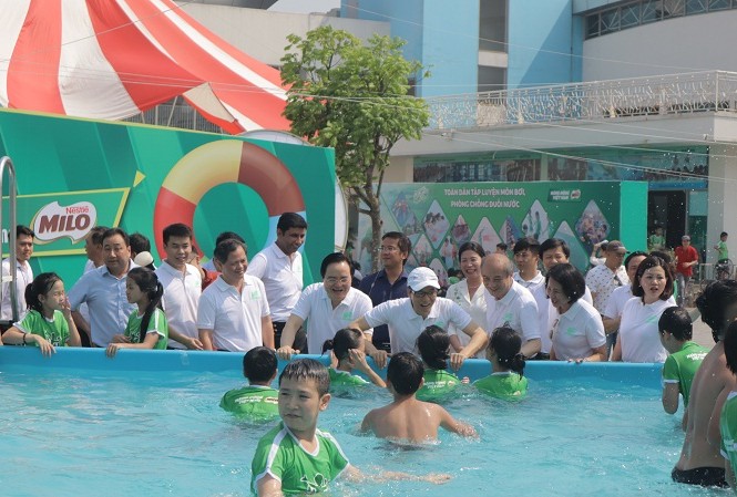Bộ trưởng GD&ĐT kêu gọi thầy cô quan tâm dạy bơi, học bơi Bộ trưởng GD&ĐT kêu gọi thầy cô quan tâm dạy bơi, học bơi