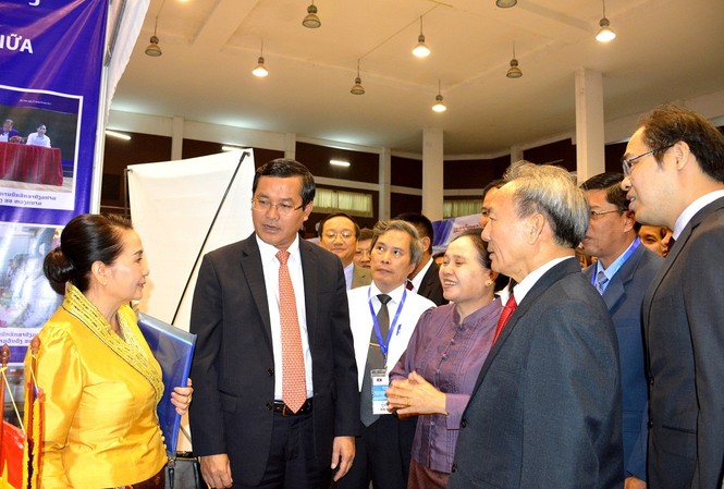 16.000 lưu học sinh Lào đang học tại Việt Nam Thứ trưởng Bộ GD&ĐT Nguyễn Xuân Phúc (thứ hai từ trái sang) tham triển lãm giáo dục Việt - Lào 2019