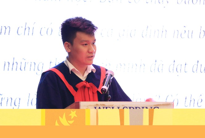 Học sinh lớp 12 ghen tị với học sinh lớp 10,11 Học sinh lớp 12 ghen tị với học sinh lớp 10,11